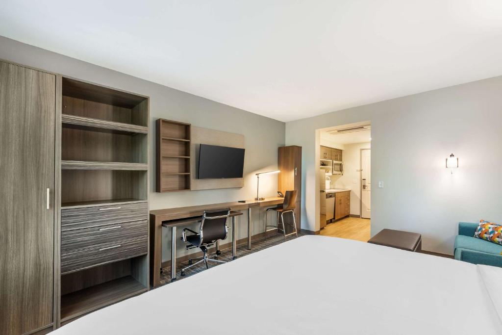 Ένα ή περισσότερα κρεβάτια σε δωμάτιο στο MainStay Suites Fort Myers East I-75