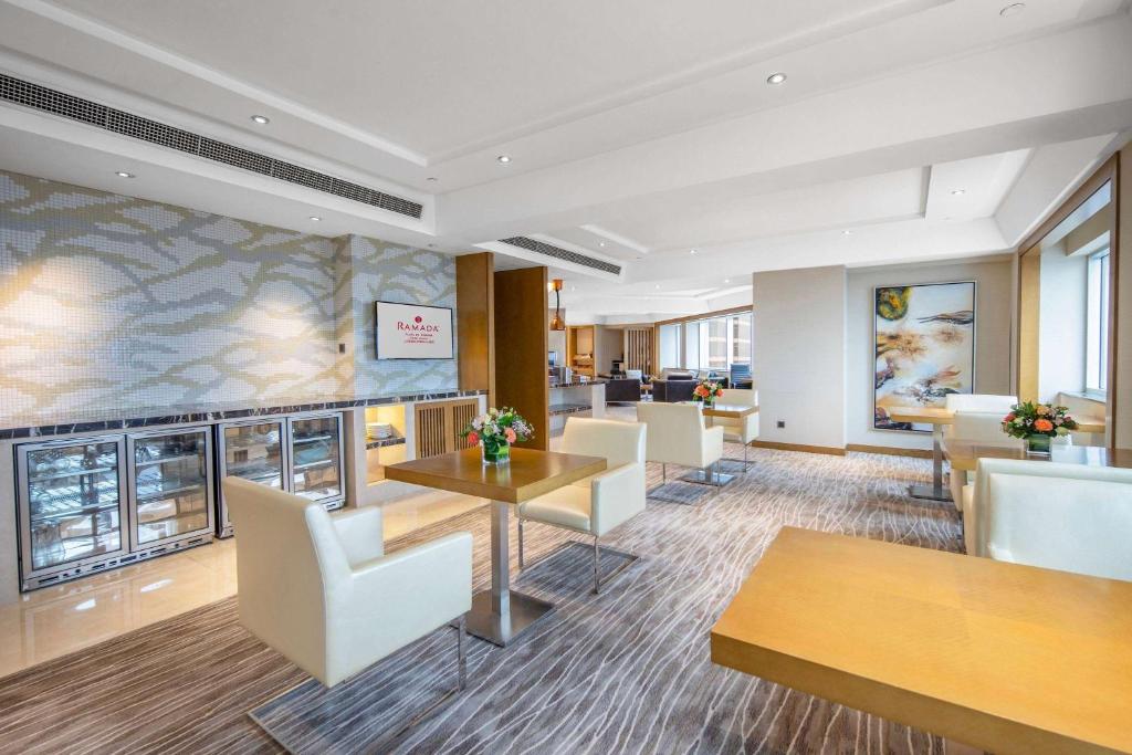 Posezení v ubytování Ramada Plaza Pudong Shanghai