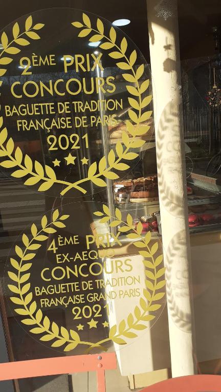 un panneau dans la vitrine d'un magasin dans l'établissement Studette Paris 4, à Paris
