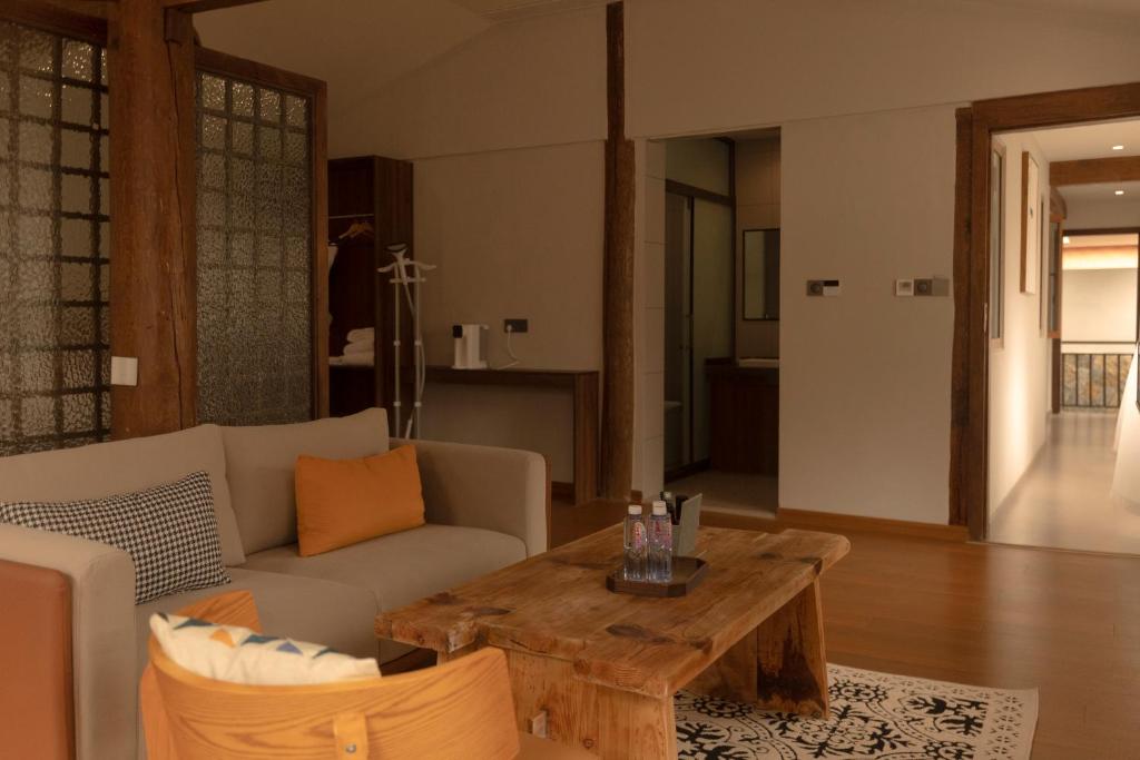 Posezení v ubytování One Zen Lodge Snowy Haven