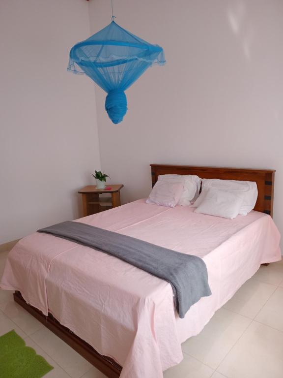 Postel nebo postele na pokoji v ubytování Oasis Suite