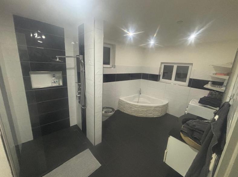 Kuchyň nebo kuchyňský kout v ubytování Hani's grosse Wohnung mit Garten