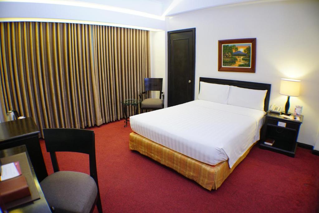 Postel nebo postele na pokoji v ubytování Bayview Park Hotel Manila