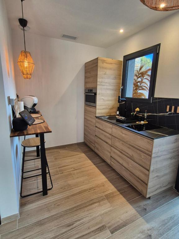 Kuchyň nebo kuchyňský kout v ubytování Le Cocoon - Jacuzzi, Sauna et Piscine privée