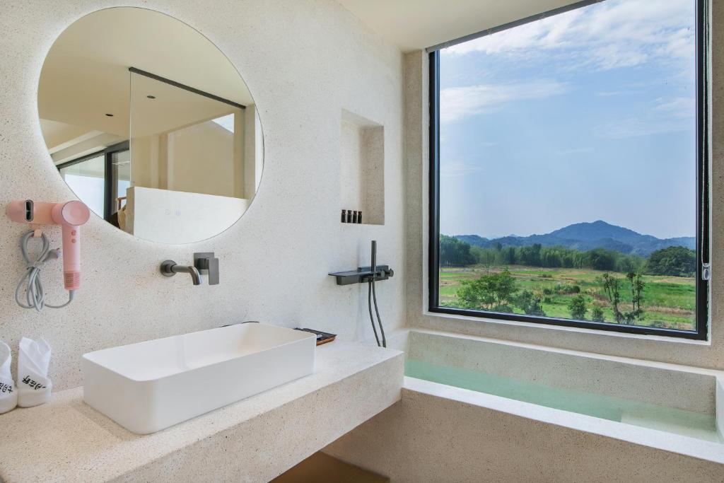 BaishuiwanRomantic July in the Wild Sky Garden Private Bath Starry Sky Swimming Pool Wild Luxury Viewing B&B的相册照片