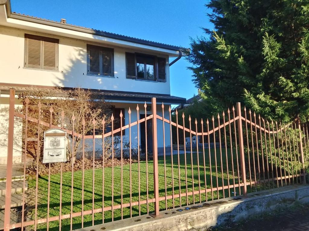 a fence in front of a house at Bed & Breakfast - IL MELOGRANO in Vercelli