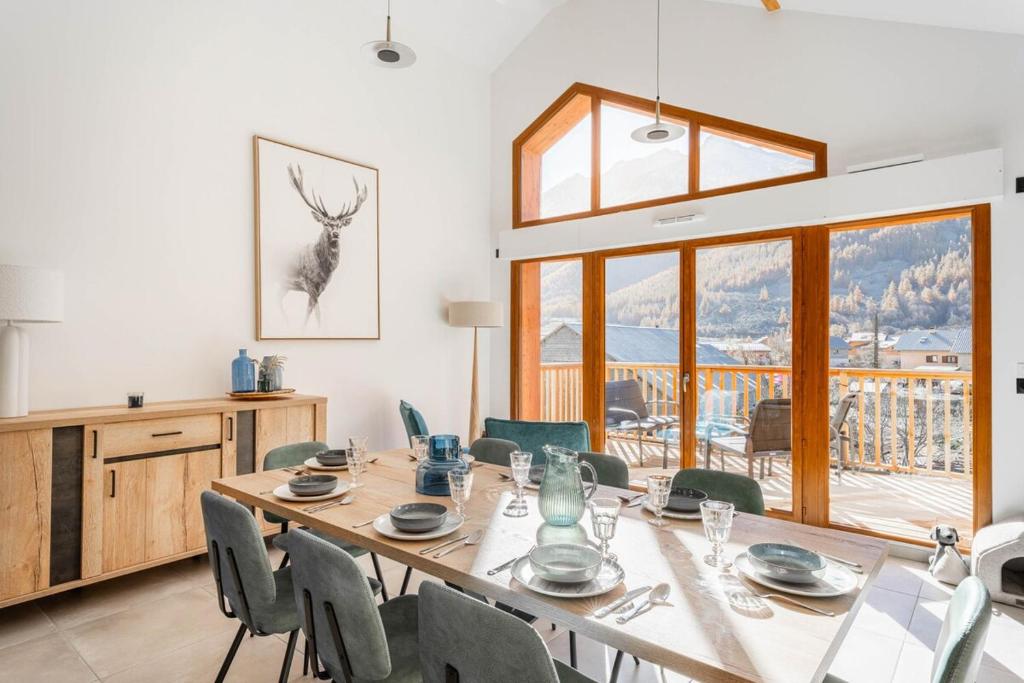 une salle à manger avec une grande table et des chaises en bois dans l'établissement Appartment T4 Cerf Che pour 8 pers à Monetier Les Bains proche départ des pistes, au Monêtier-les-Bains