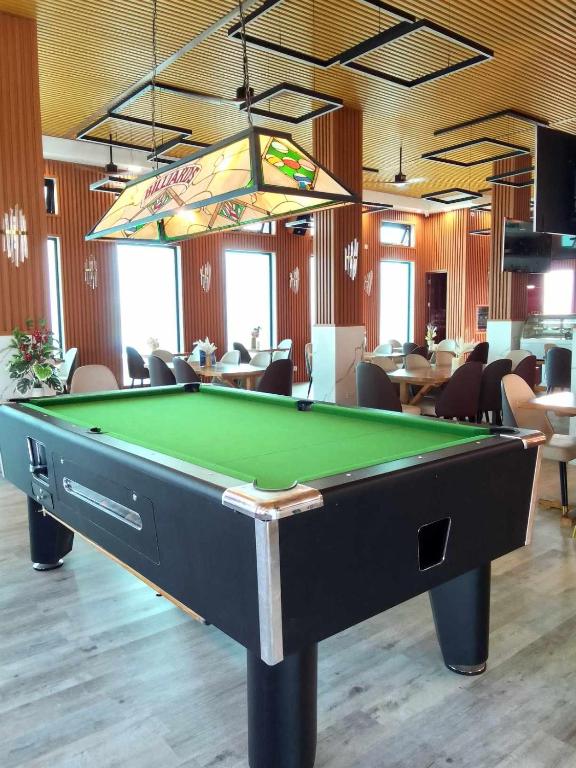Biliár nebo kulečník v ubytování Cave Beach Resort Boutique Luxury Accomodation