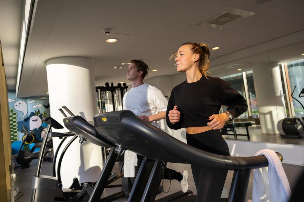 Fitness centrum a/nebo fitness zařízení v ubytování PREMIER SUITES Rotterdam