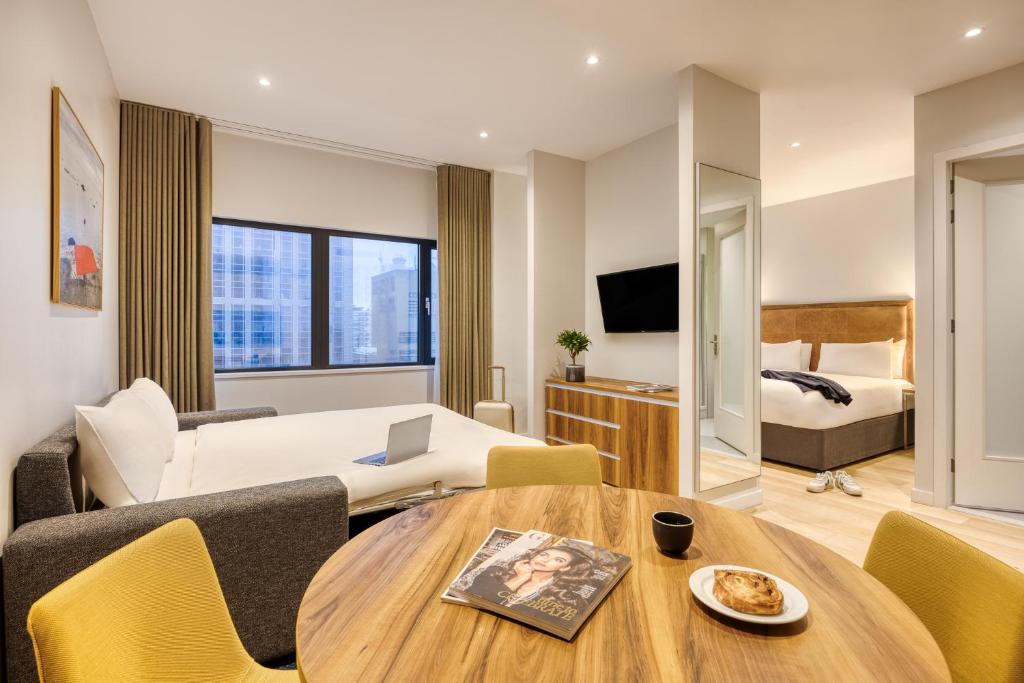 Postel nebo postele na pokoji v ubytování PREMIER SUITES Rotterdam