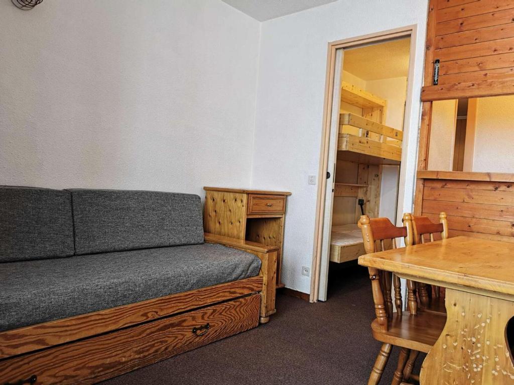 une chambre avec un lit, un bureau et une table dans l'établissement Rond Point Des Pistes - Studio 4 personnes idéalement situé MAE-8301, à Tignes