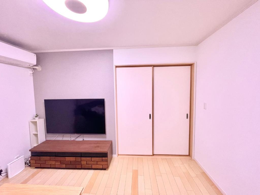 TV a/nebo společenská místnost v ubytování Skytree Urban House