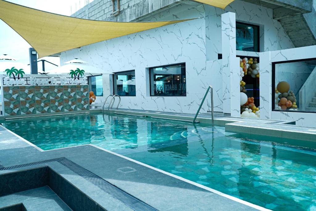 Bazén v ubytování Cave Beach Resort Boutique Luxury Accomodation nebo v jeho okolí