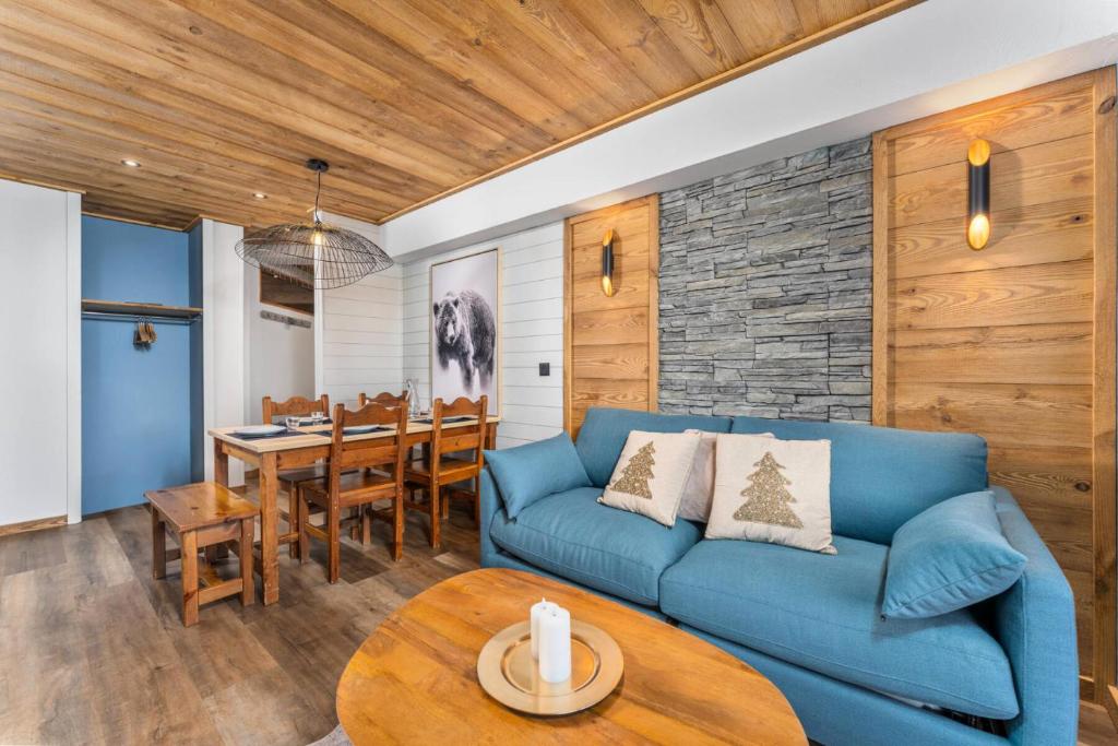 un salon avec un canapé bleu et une table dans l'établissement Résidence Les Hauts De Preclaux - Appartement cosy pour 6 personnes aux Orres 1800 MAE-5041, aux Orres