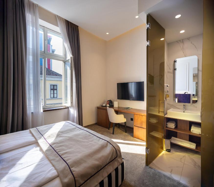 TV a/nebo společenská místnost v ubytování Maison Royale