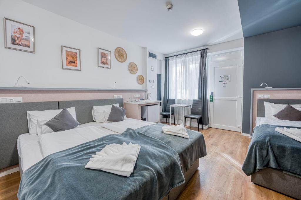 Postel nebo postele na pokoji v ubytování Safari Hotel