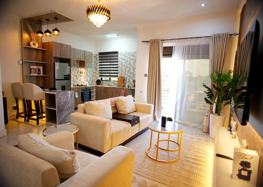 TV a/nebo společenská místnost v ubytování Home2Suite by Veronica Buziga, Munyonyo- Luxury with Netflix, Wi-Fi, & Free Parking