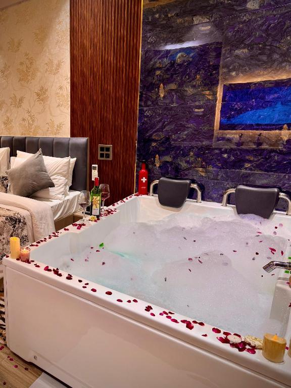 Jacuzzi & Big Screen By Buddies Home, Greater Noida (updated prices 2025)