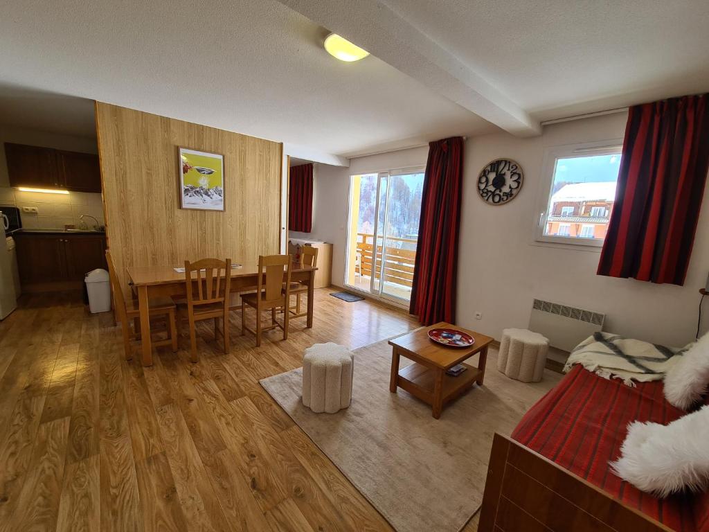 un salon avec une table et une salle à manger dans l'établissement Grand appartement meublé La Foux d’Allos T3 6 à 8 personnes, à Allos