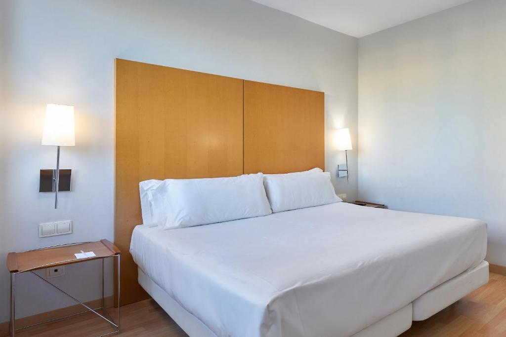 una cama blanca grande en una habitación de hotel en Catalonia Barcelona Beach, en Barcelona