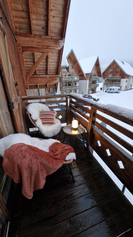 d'un balcon avec de la neige sur le toit. dans l'établissement Apartement Les Fermes de St Sorlin F204, à Saint-Sorlin-dʼArves