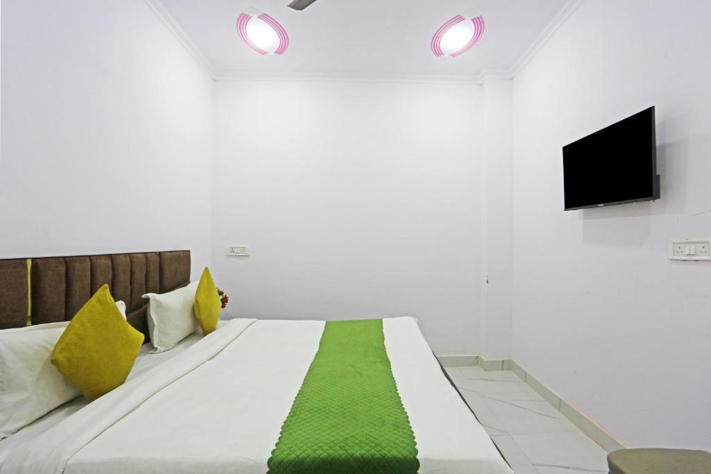 Postel nebo postele na pokoji v ubytování Twamev Residency