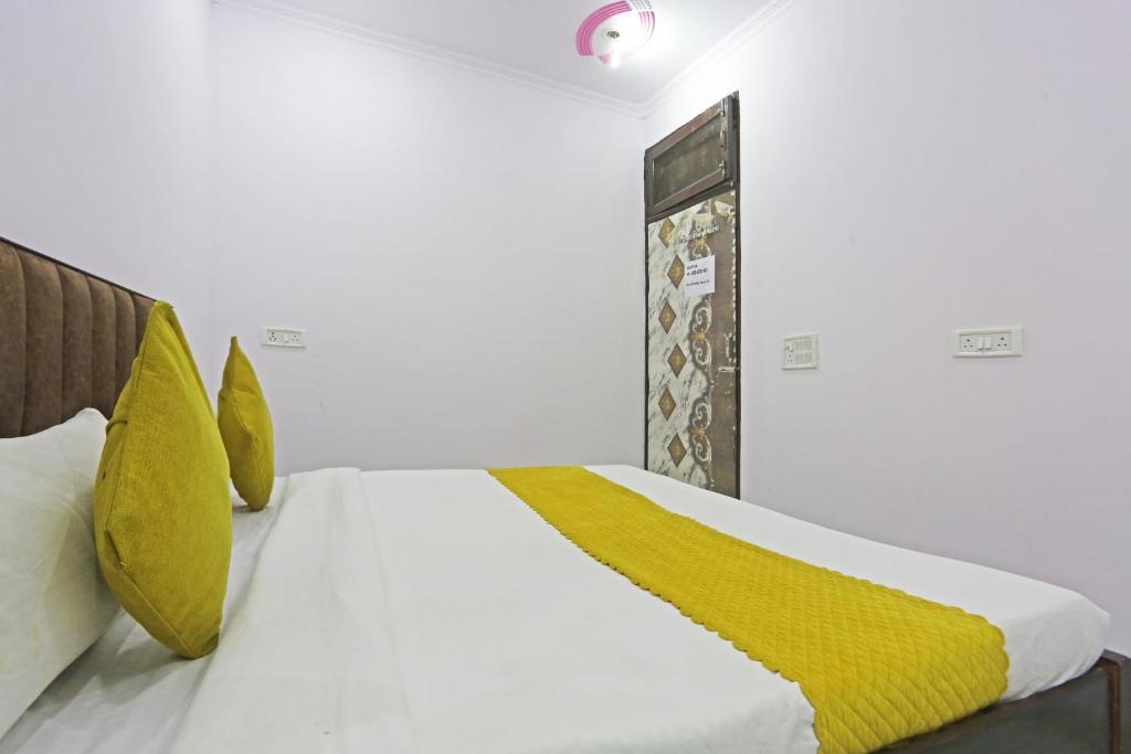 Postel nebo postele na pokoji v ubytování Twamev Residency