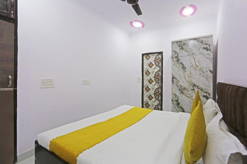 Postel nebo postele na pokoji v ubytování Twamev Residency