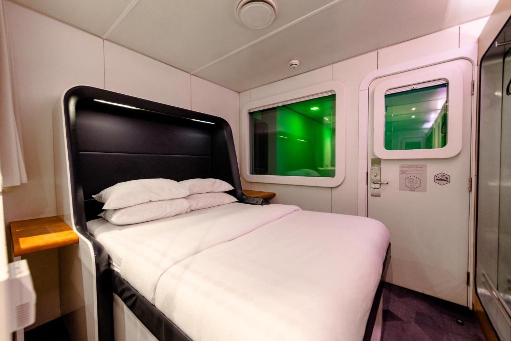 Postel nebo postele na pokoji v ubytování YOTELAIR London Gatwick Airport