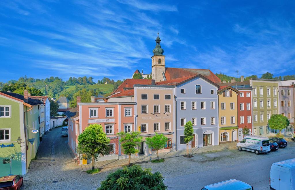 un grupo de edificios en una ciudad con una torre en Ferienwohnung zwischen Burghausen und Salzburg Familie, en Tittmoning