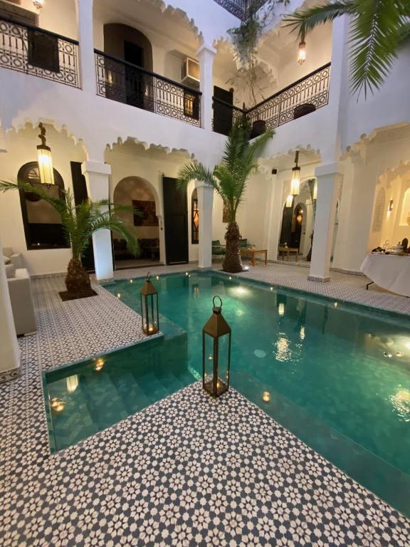 Bazén v ubytování Riad Fabiola Et Spa By La Siredrah nebo v jeho okolí