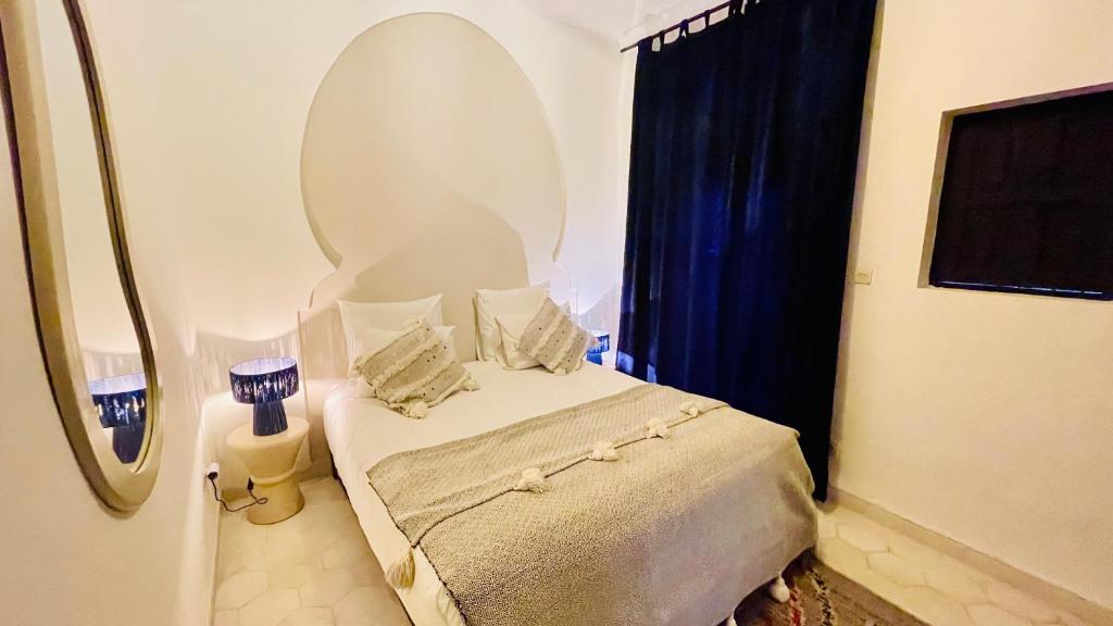 Postel nebo postele na pokoji v ubytování Riad Fabiola Et Spa By La Siredrah