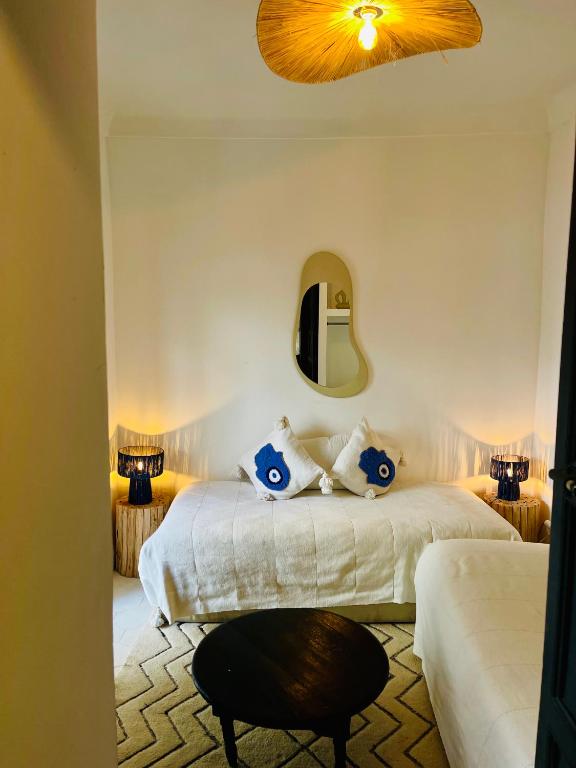 Postel nebo postele na pokoji v ubytování Riad Fabiola Et Spa By La Siredrah