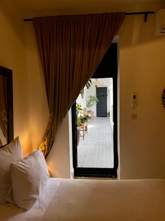 Postel nebo postele na pokoji v ubytování Riad Fabiola Et Spa By La Siredrah