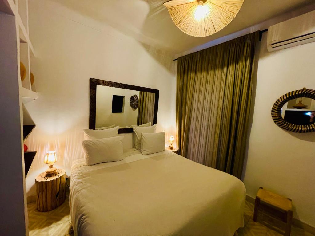 Postel nebo postele na pokoji v ubytování Riad Fabiola Et Spa By La Siredrah