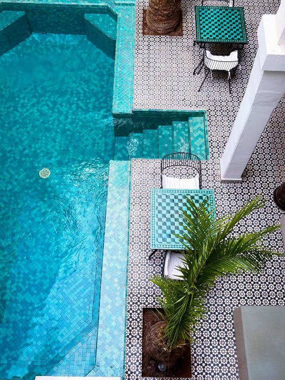 Bazén v ubytování Riad Fabiola Et Spa By La Siredrah nebo v jeho okolí