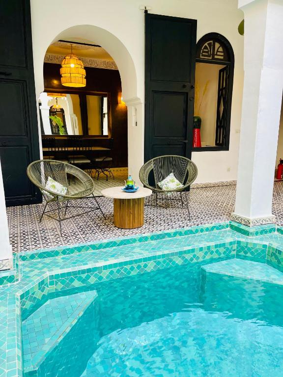 Bazén v ubytování Riad Fabiola Et Spa By La Siredrah nebo v jeho okolí