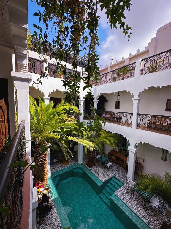 Bazén v ubytování Riad Fabiola Et Spa By La Siredrah nebo v jeho okolí