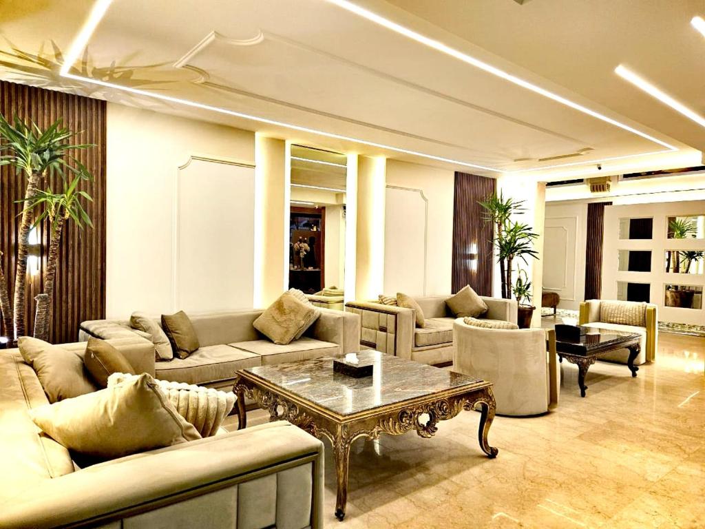 Posezení v ubytování Queens Suite Hotel