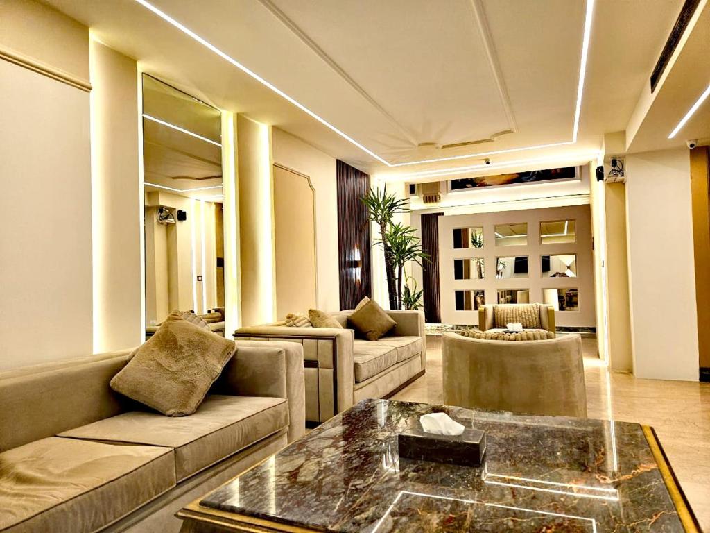Posezení v ubytování Queens Suite Hotel
