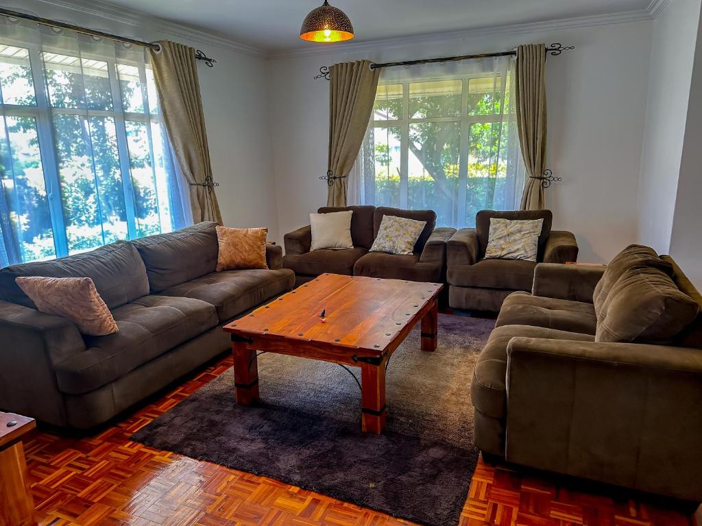 Posezení v ubytování Modern Stylish 4-Bedroom With a Pool in Athi River