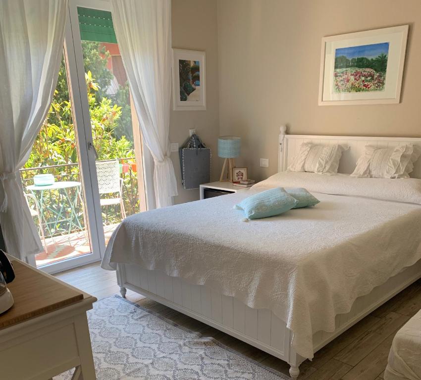 une chambre avec un lit et une grande fenêtre dans l'établissement Romeo&Juli, à Monterosso al Mare