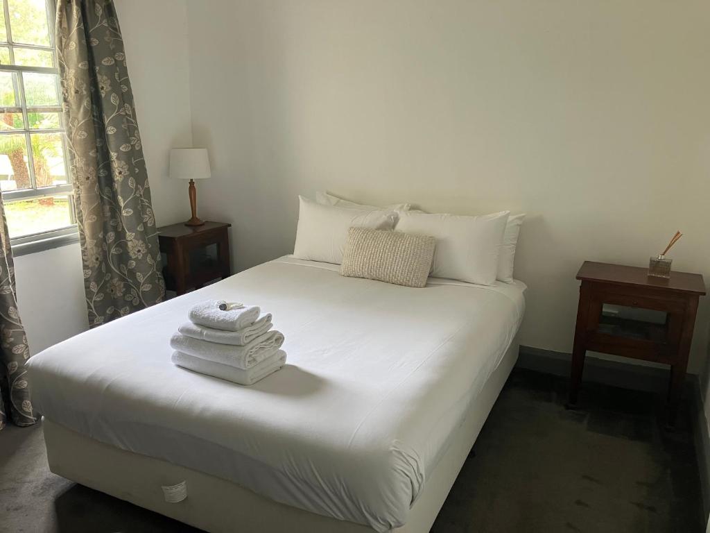 Postel nebo postele na pokoji v ubytování Weldborough Hotel