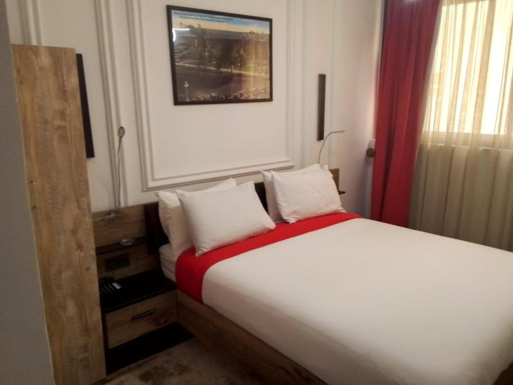 Postel nebo postele na pokoji v ubytování The Hotel Syracuse