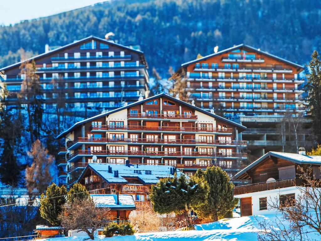 un hotel in montagna con neve sul terreno di Apartment Quille du diable 19 by Interhome a Nendaz