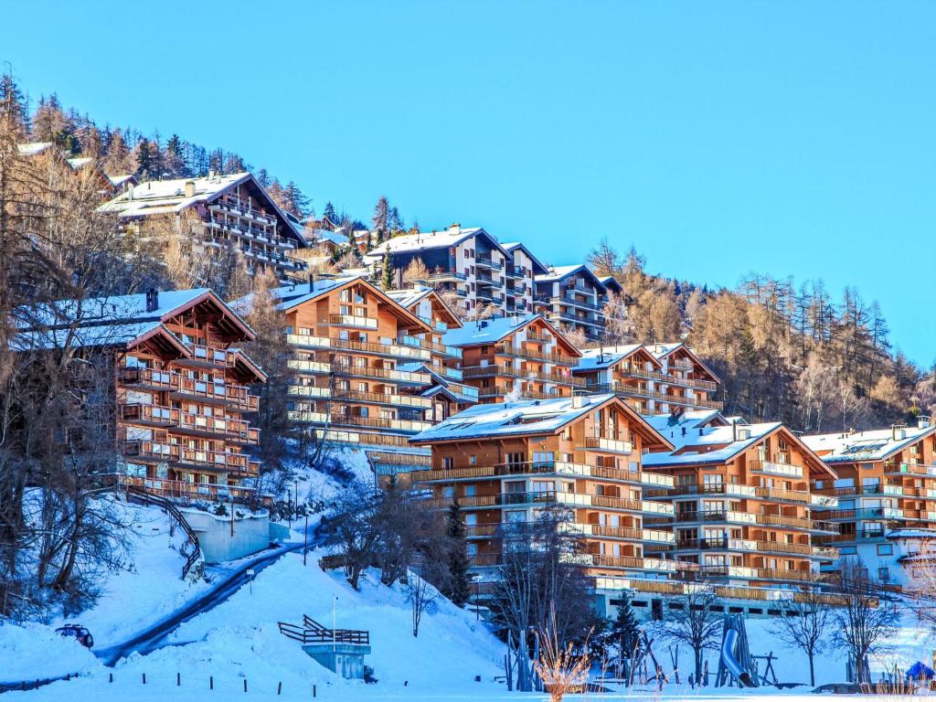 ナンダにあるApartment Grand Panorama C5 by Interhomeの雪の山のリゾート