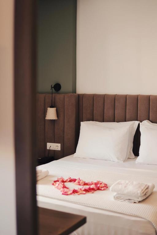 Uma cama ou camas num quarto em NERIUM Hotel