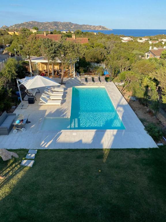an overhead view of a swimming pool in a yard at Casa Isabell Con Piscina Privata in San Teodoro