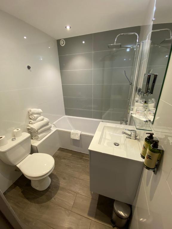 Best Western Plus Hôtel la Rade - Junior Queen Suite With Balcony
