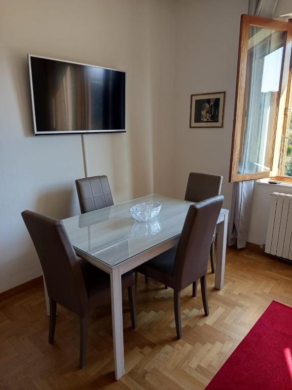 Telewizja i/lub zestaw kina domowego w obiekcie La Finestra su Siena